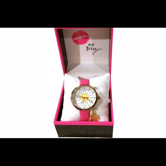 🔥NWT BetseyJohnson HeLovesMeDaisy PinkCharm Watch